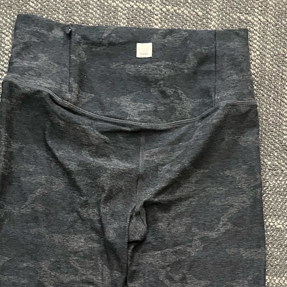 Vuori: Camo Print Clean Elevation Leggings size small - Picture 3 of 3